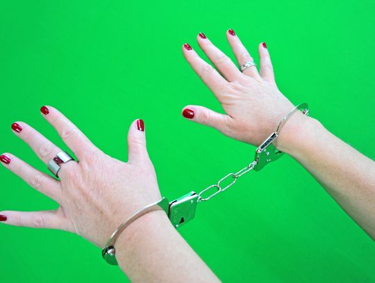 Wezwała policję do awantury. Okazało się, że sama jest poszukiwana Wezwała policję do awantury. Okazało się, że sama jest poszukiwana