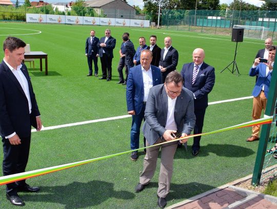 Wiceminister sportu przeciął wstęgę, boisko już czynne [GALERIA]