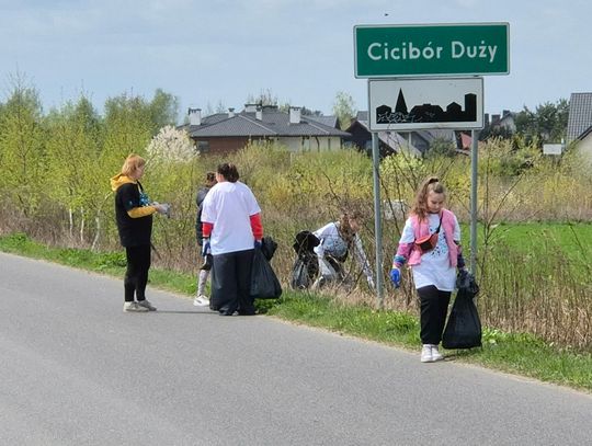 Wielkie porządki w Ciciborze Dużym. Mieszkańcy zebrali dziesiątki worków śmieci [GALERIA ZDJĘC]