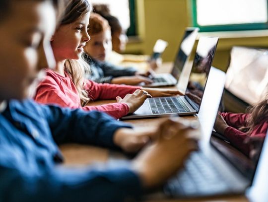 Laptopy z godłem Polski dla uczniów. Tablety za 4 tys. zł dla polityków