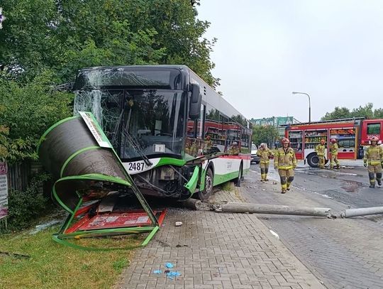 Lubelskie: Wjechał autobusem w wiatę przystankową. 5 osób w szpitalu!