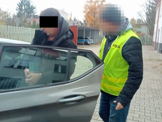 nieumundurowany policjant wprowadza zatrzymanego do radiowozu listopad 2025 roku