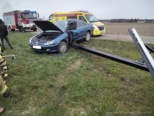 Wjechała w słup, bo "zagapiła się na drodze". Trafiła do szpitala