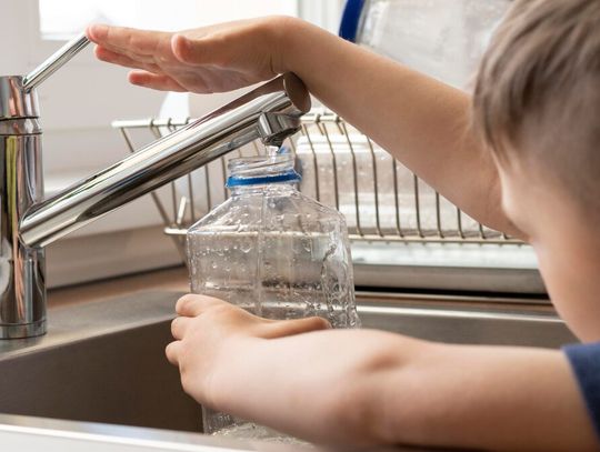 Kraj. Woda wycieka z sieci. Straty są poważne. Gminy apelują do mieszkańców