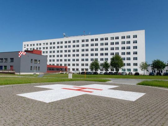 Budynek główny Wojewódzkiego Szpitala Specjalistycznego w Białej Podlaskiej oraz lądowisko dla śmigłowców