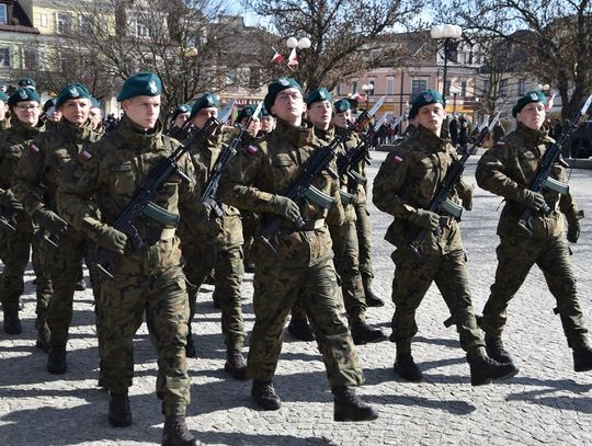 Wojskowa przysięga na placu Wolności w Białej Podlaskiej