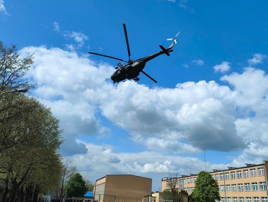 Wojskowy śmigłowiec latał nad bialską szkołą (VIDEO)
