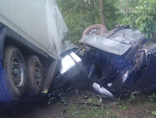 Wólka Dobryńska. Ciężarówka wpadła do rowu