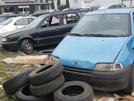 Wraki na terespolskich parkingach. Skąd się wzięły i kiedy znikną?