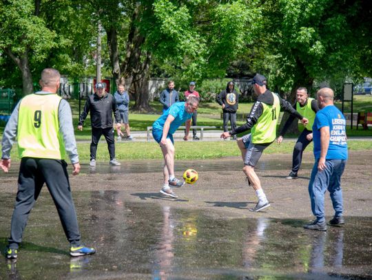 Wrócili na „stare śmieci”, by rozegrać mecz i posadzić drzewo