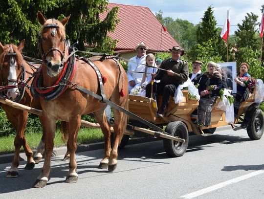 „Wszyscy płakali z radości” – mieszkańcy gminy Sarnaki odtworzyli procesję sprzed 120 lat [GALERIA ZDJĘĆ]