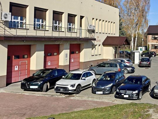 budynek straży pożarnej, samochody, listopad 2025