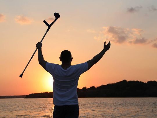 Wybieramy kule ortopedyczne. Sprawdź, jakie będą odpowiednie dla ciebie!
