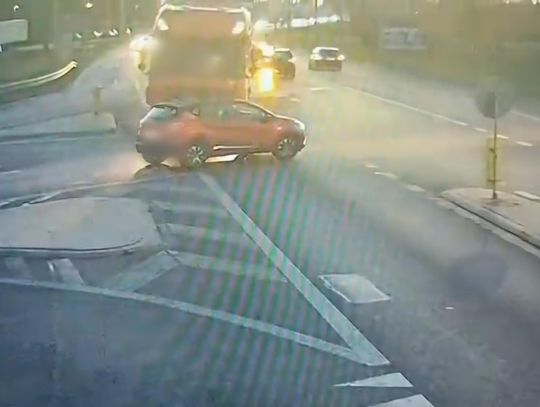 Wyjeżdzała z ul. Warszawskiej na DK92.  Trafiła do szpitala [FILMIK]