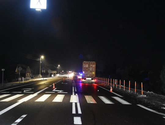 Wypadek na krajowej dwójce. Ciężarówka potrąciła pieszego na przejściu