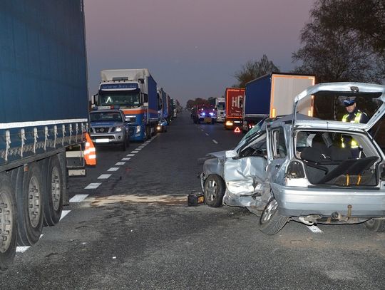 Wypadek na krajowej dwójce. Strażacy uwalniali pasażerkę