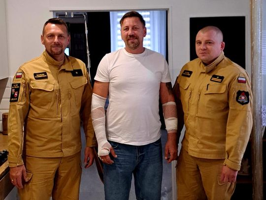 Prawdziwy bohater. Uratował kierowcę z płonącej kabiny