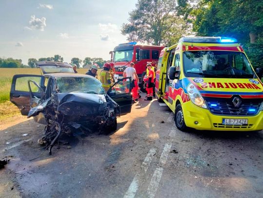 Wypadek w Branicy. Roztrzaskane auto i jedna poszkodowana osoba