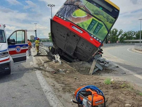 Wypadek. Znowu kierowca z zakazem. Już zjechał autobusem z mostu [WIDEO]