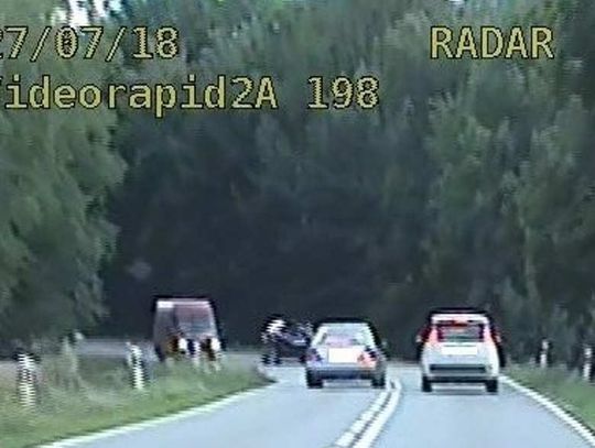 Wyprzedzał na zakręcie, stracił uprawnienia