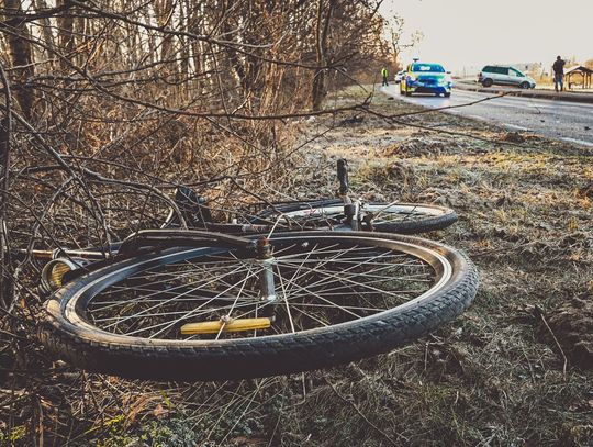 Wyprzedzał rowerzystkę i ją potrącił. Kobieta trafiła do szpitala