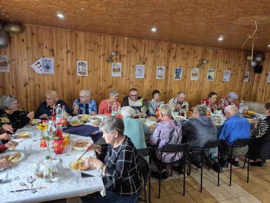 seniorzy przy stole, spotkanie z Grill Parku Jarzębina, 12 października