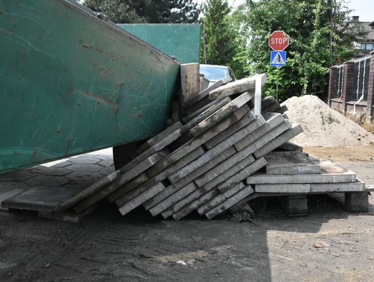 Z ładowarki spadł mężczyzna. Operator sprzętu uciekł