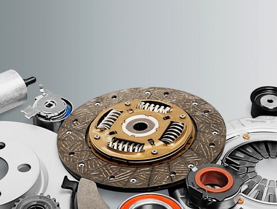 Zakup części samochodowych: stacjonarnie czy online?