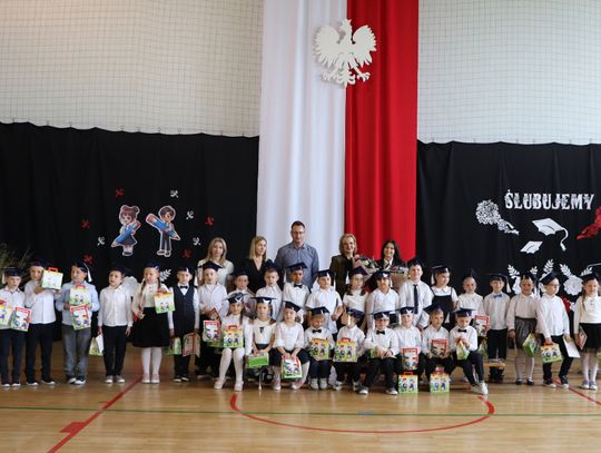 ślubowanie klas pierwszych sp w Zalesiu, 16 października 2025, zdjęcie grupowe