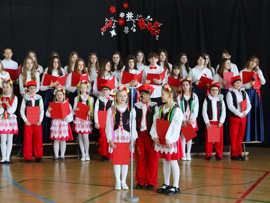 Zalesie. Uczniowie uczcili rocznicę uchwalenia Konstytucji 3 Maja [ZDJĘCIA]
