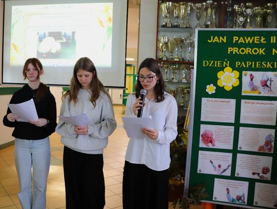 Zalesie. Uczniowie upamiętnili św. Jana Pawła II [ZDJĘCIA]
