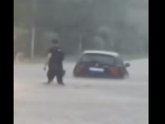LUBELSKIE: Policjant uratował z zalanego auta przerażoną kobietę [FILM]