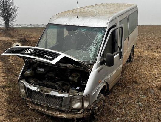 Zaścianki. Bus wpadł w poślizg. Dwie osoby w szpitalu