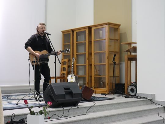 Zaśpiewali i zagrali dla pani Basi. Koncert charytatywny w Wisznicach