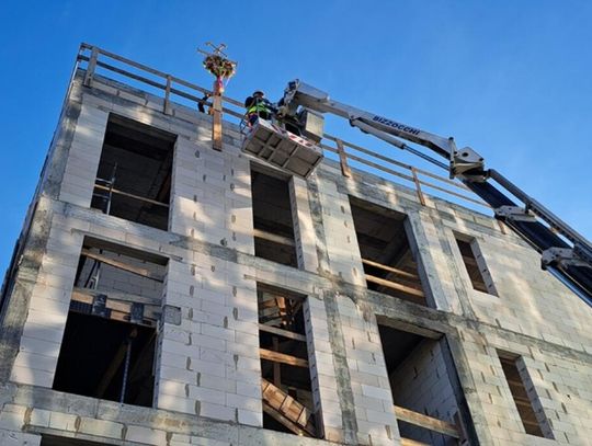 Zawiesili wiechę nad nowym budynkiem starostwa [ZDJĘCIA] [FILM]