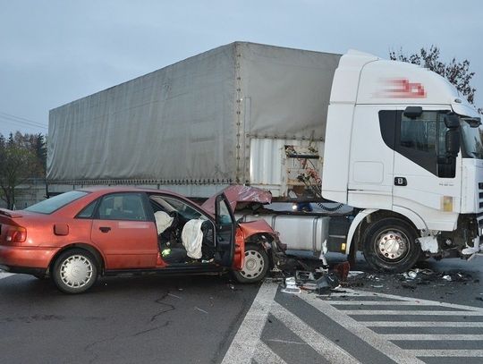 Zderzenie dwóch aut na krajowej dwójce. Jedna osoba trafiła do szpitala