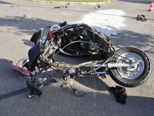 Zderzenie motoroweru z oplem. Jedna osoba trafiła do szpitala