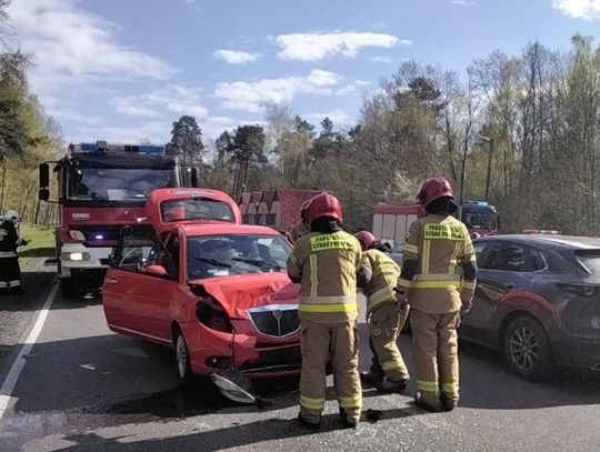 Zderzenie samochodów osobowych. Jedna osoba ranna