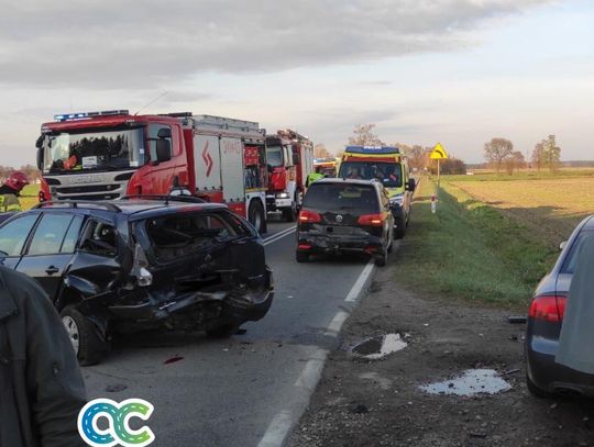 Zderzenie trzech samochodów w Łomazach. Droga zablokowana