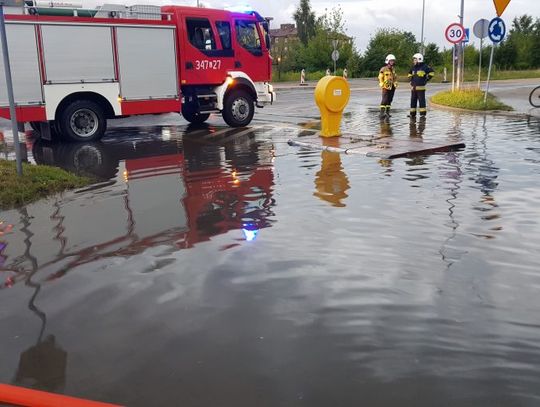 Zerwane dachy, połamane drzewa, zalane ulice. Strażacy interweniowali 45 razy