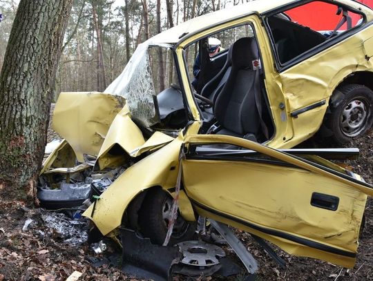 Zjechał z drogi i uderzył w drzewo. Nie żyje pasażerka