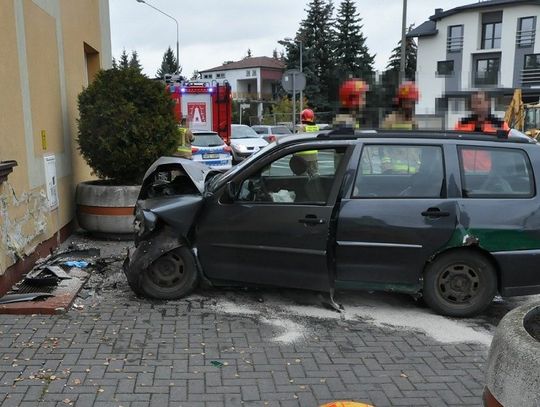 Zjechał z jezdni i uderzył w ścianę. Dwie osoby w szpitalu