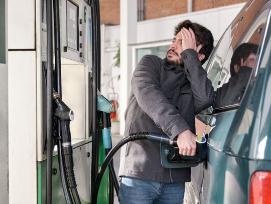 Czekają nas horrendalne ceny paliw. Podpowiadamy, jak zaoszczędzić