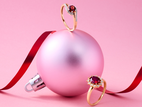 Złoto i srebro w świątecznej odsłonie – co wybrać pod choinkę?