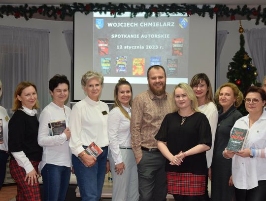 Znany autor kryminałów był gościem gminnej bibliotece