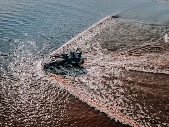 Żołnierze 18. Dywizji Zmechanizowanej ćwiczą przeprawę przez Bug [WIDEO, ZDJĘCIA]