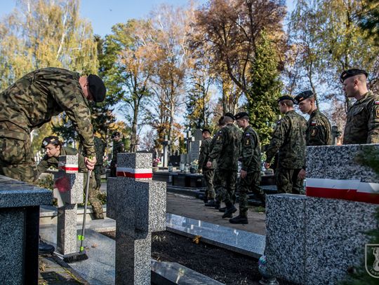 Żołnierze posprzątali groby poległych bohaterów na bialskim cmentarzu [ZDJĘCIA]