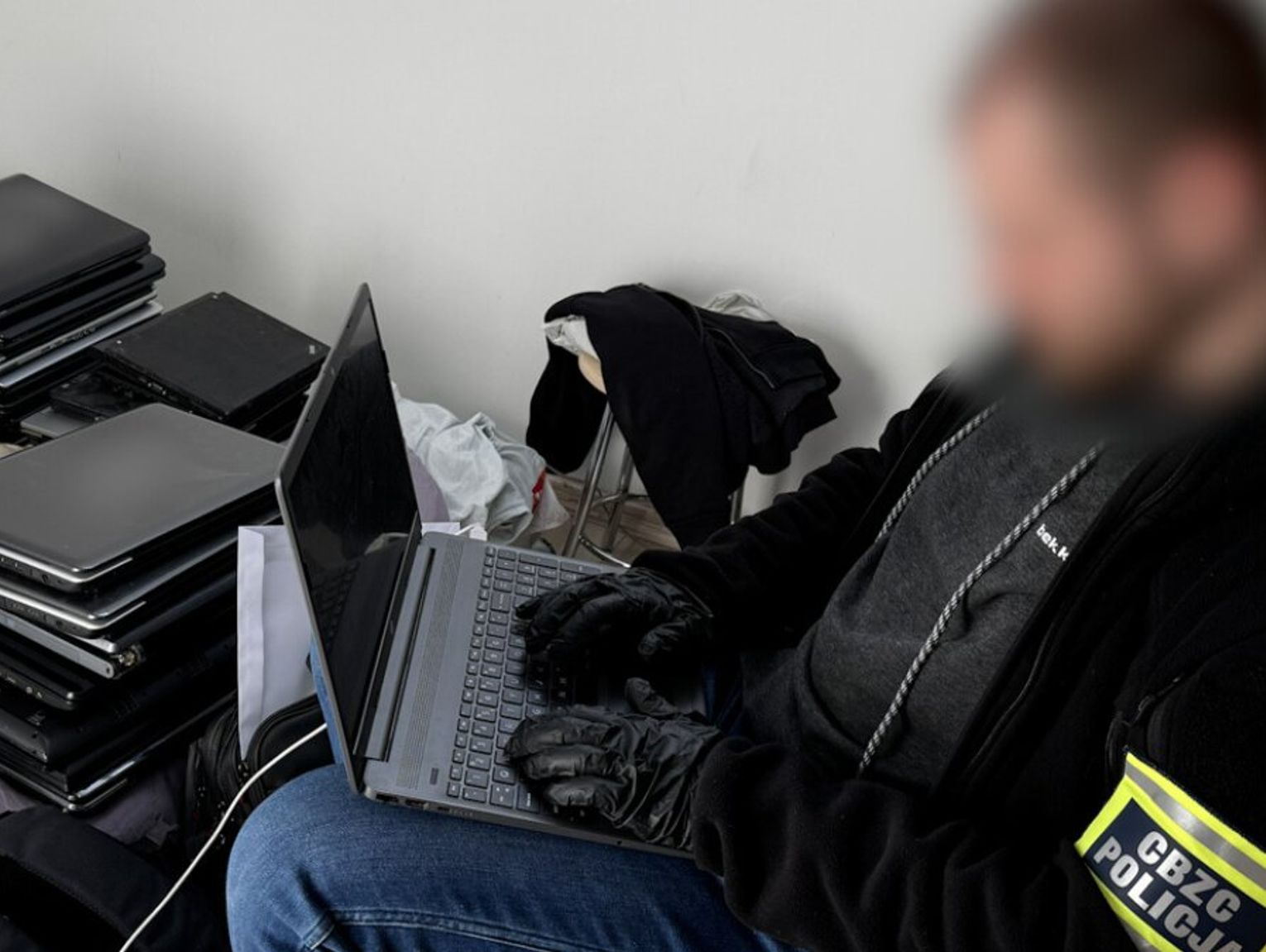 Kraj. 19-latek fotografował nago swoją małoletnią siostrę