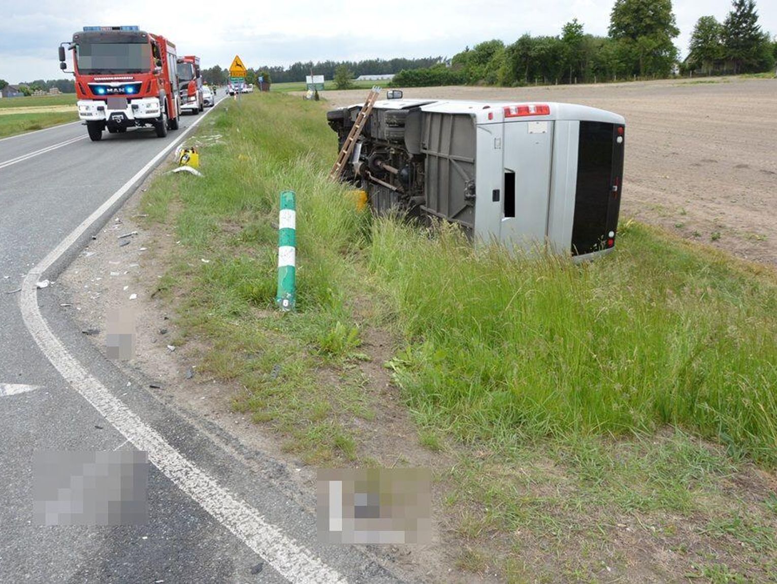 Audi zderzyło się z autokarem. Służby podały szczegóły wypadku