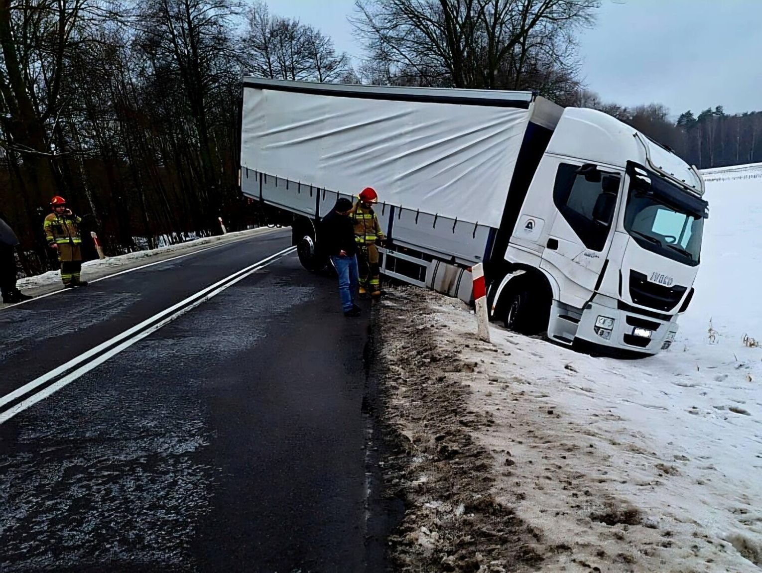 Gmina Międzyrzec Podlaski. Cztery auta wpadły w poślizg na tym samym zakręcie